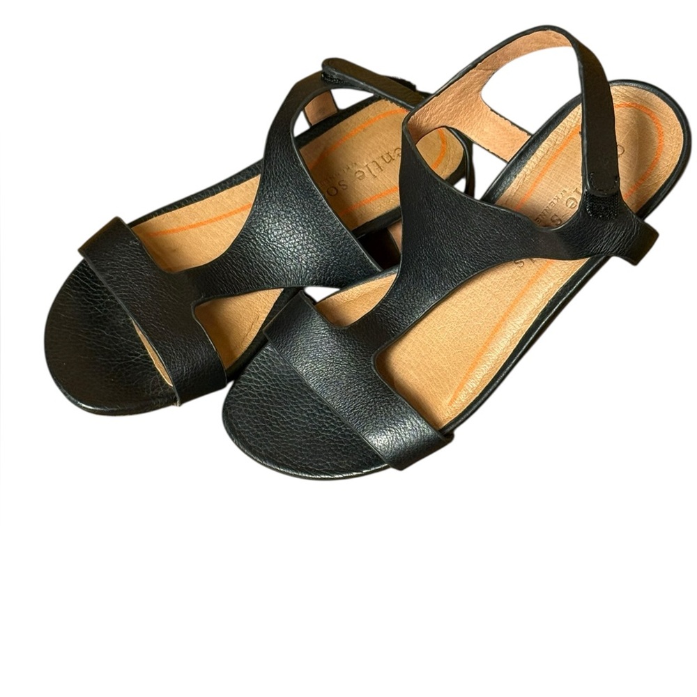 Gentle Souls by Kenneth Cole Signature Lark T-Strap Black Leather Sandal 6 - Picture 3 of 11